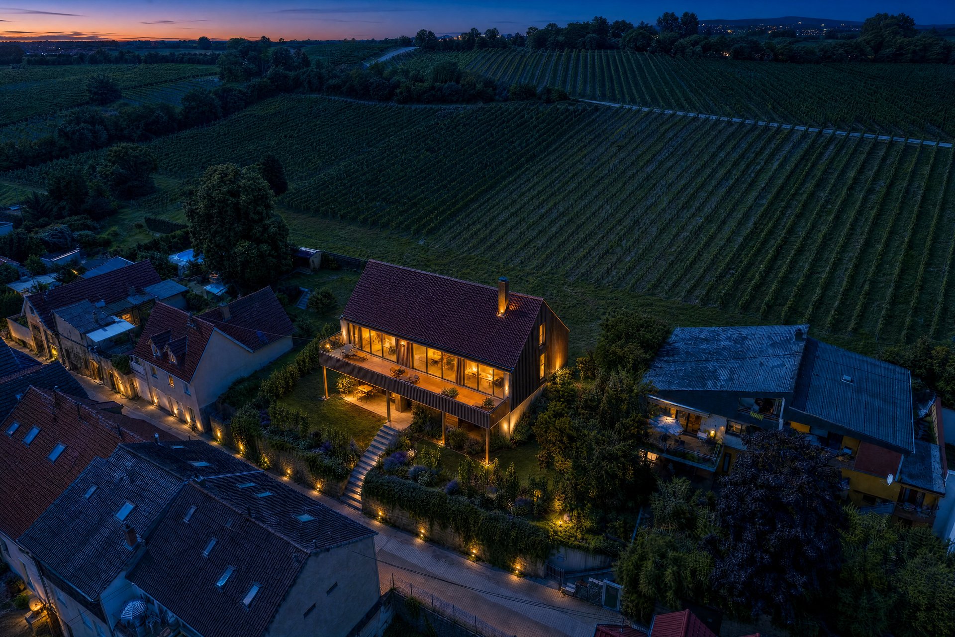 Variante A — Abendstimmung blaue Stunde mit warmem Innenlicht