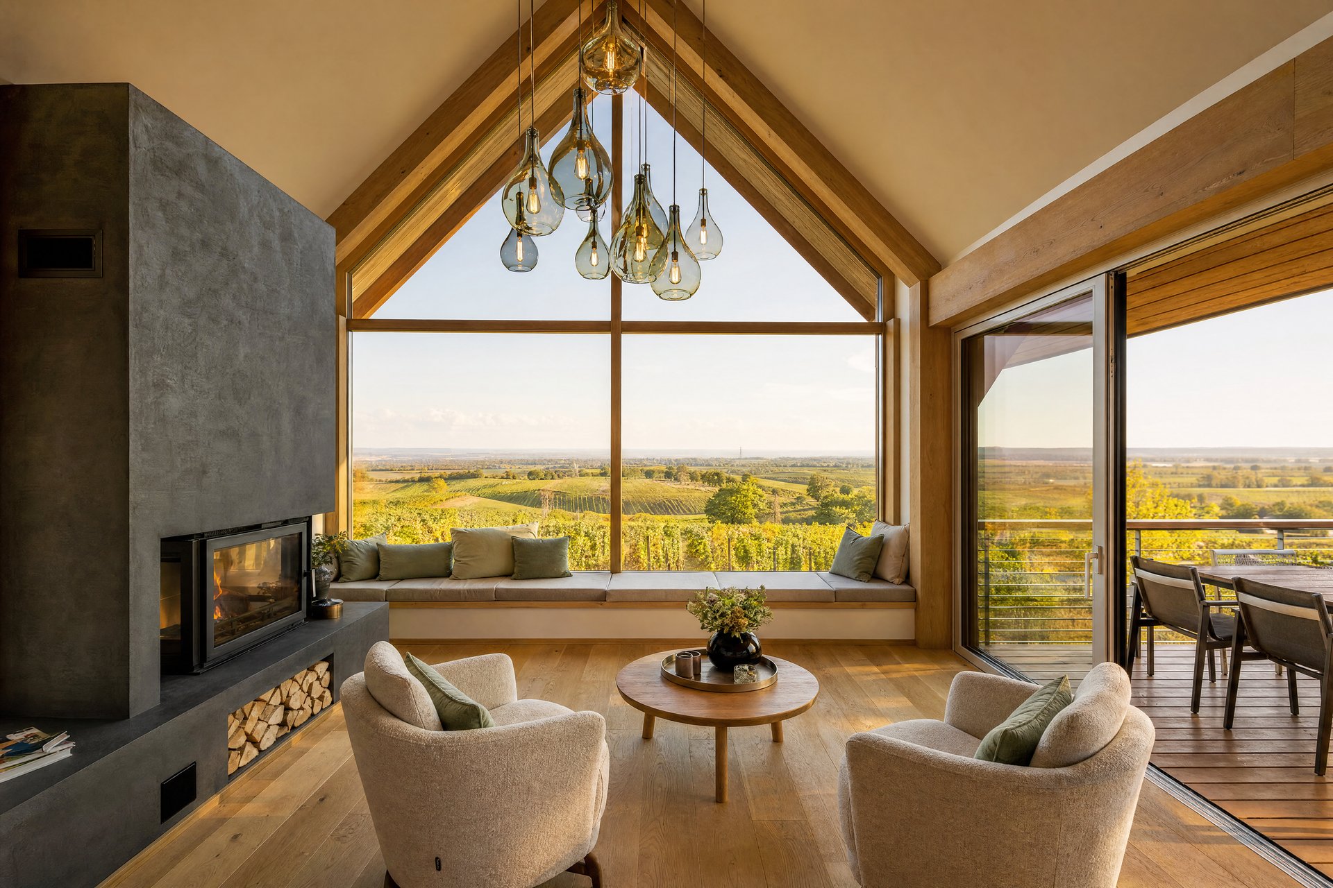 Variante A — Innenansicht Wohnraum mit Spitzgiebel-Verglasung und Weinbergblick