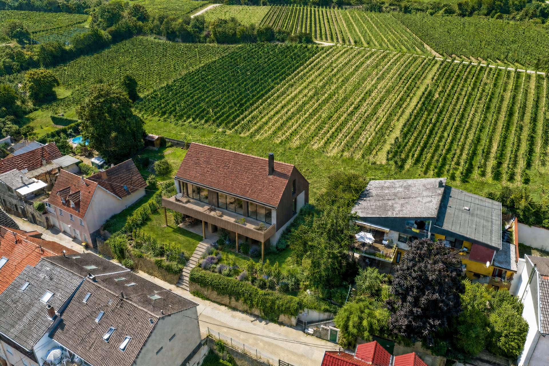 Variante A — Klassisches Winzerhaus aus der Drohnenperspektive bei Tageslicht
